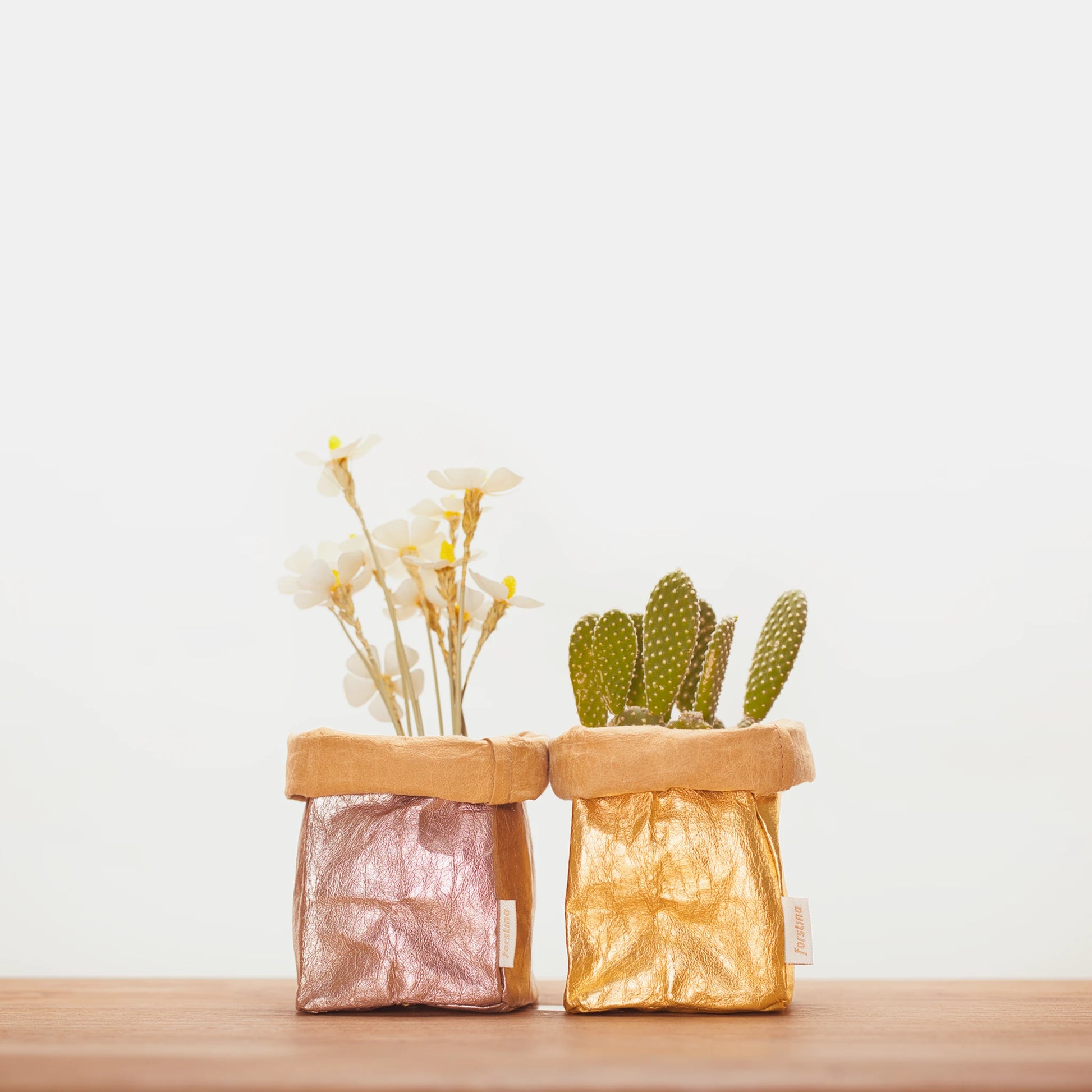 Gold environment-friendly forstina washable Kraft paper and silver washable Kraft paper are put together, and flowers and Succulent plant are placed inside.